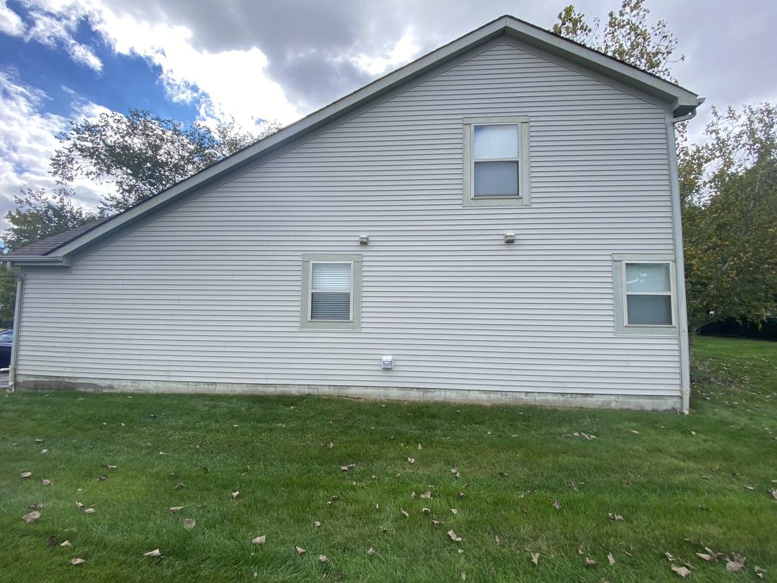 White siding, side wall after washing by Mullet Power Wash
